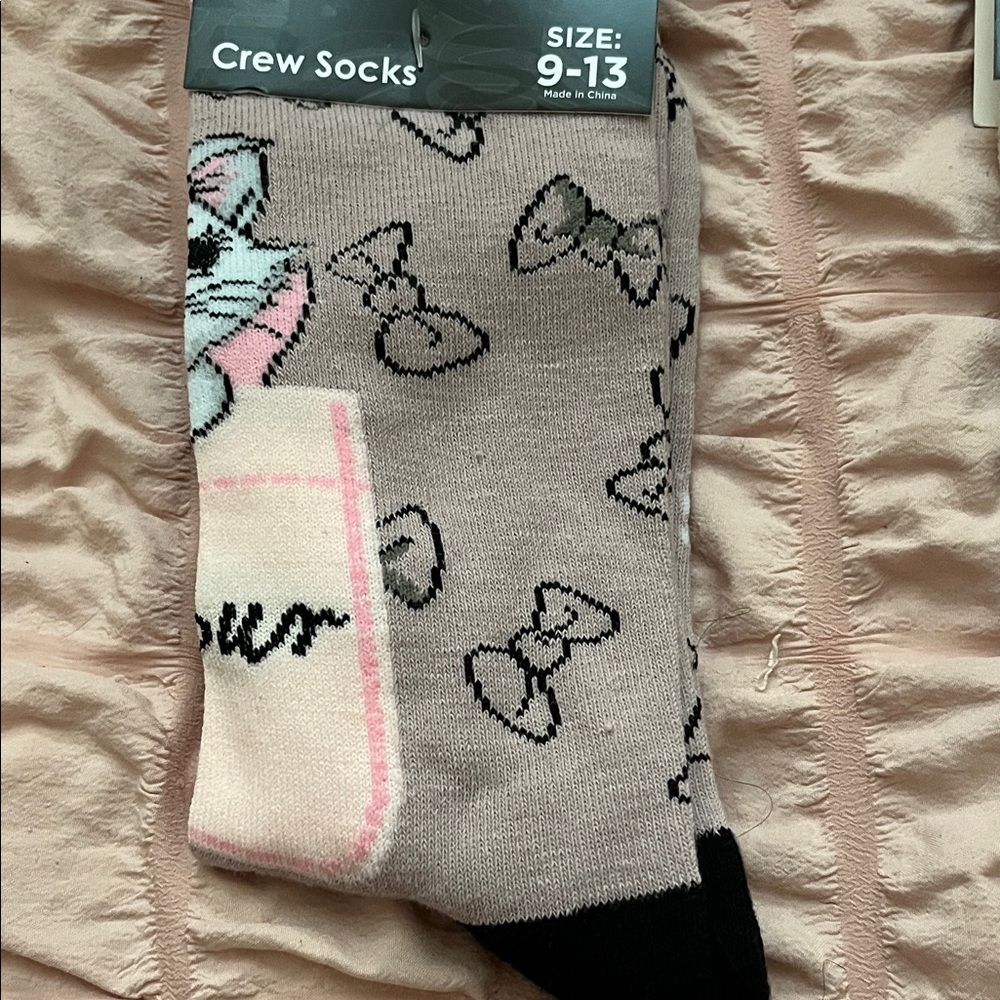 Marie from Artiocrats Cute Bow Pattern Crew Socks - Pink and Black
